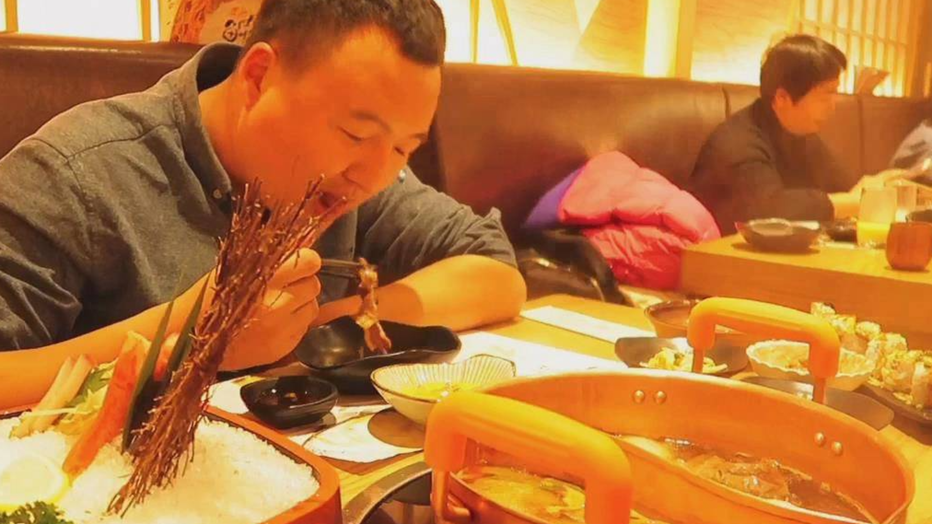 朋友请阿强清河第一的寿喜锅自助,俩人一顿狂吃、老板眼都直了